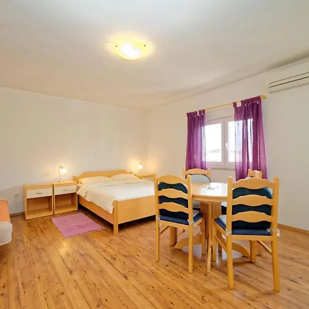 Studios Bogdan 77 Guest house